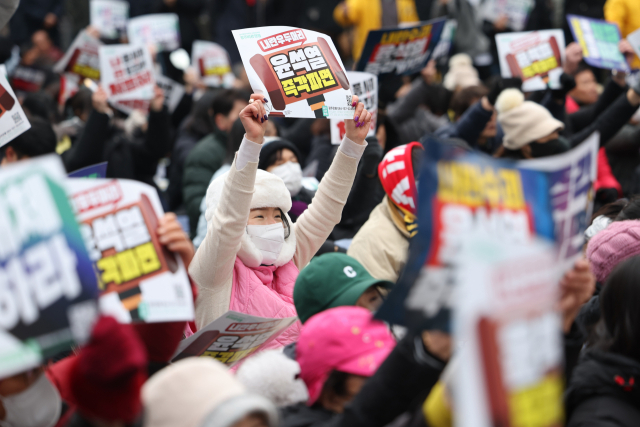 15일 오후 광주 동구 금남로에서 윤석열 대통령 탄핵을 촉구하는 '광주시민총궐기대회'가 열리고 있다. 연합뉴스