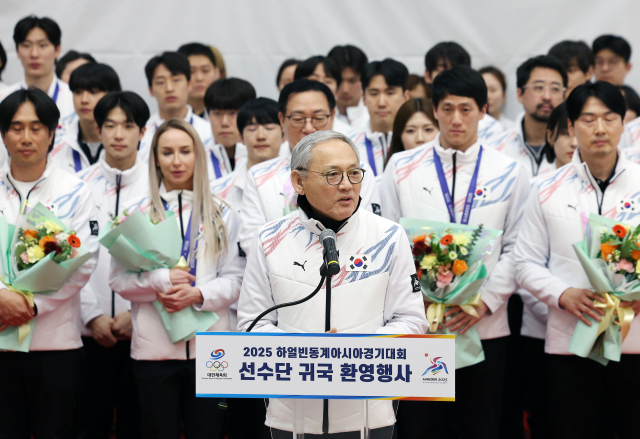 유인촌 문화체육관광부 장관이 15일 인천공항 제1터미널에서 열린 2025 하얼빈 동계아시안게임 귀국 환영행사에서 환영사하고 있다. 연합뉴스