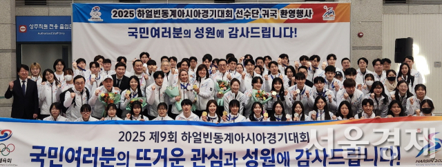 유인촌 문화체육관광부 장관이 15일 인천국제공항에서 열린 2025 하얼빈 동계아시안게임 대한민국 선수단 귀국 환영행사에서 선수단과 기념촬영을 하고 있다. 선수들은 자신이 딴 메달을 들어보이고 있다. 최수문기자