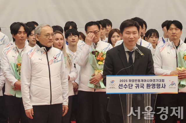 유인촌 문화체육관광부 장관이 15일 인천국제공항에서 열린 2025 하얼빈 동계아시안게임 대한민국 선수단 귀국 환영행사에서 인사말을 하는 유승민 대한체육회장 당선인을 바라보고 있다. 최수문기자