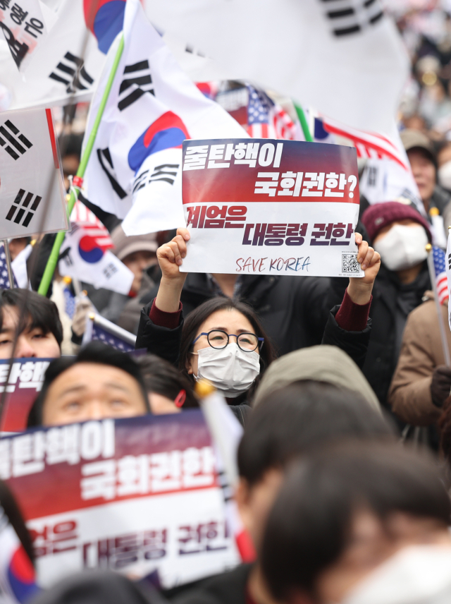 15일 광주광역시 금남로에서 윤석열 대통령 탄핵을 반대하는 집회가 열리고 있다. 연합뉴스