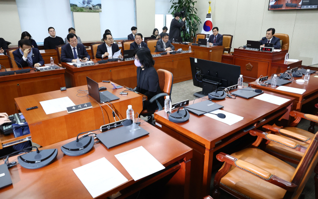 지난 13일 국회에서 열린 윤석열 정부의 비상계엄 선포를 통한 내란 혐의 진상규명 국정조사특별위원회 전체회의에서 이달 열릴 청문회 증인 및 참고인 명단 의결을 앞두고 여당 의원석이 비어 있다. 연합뉴스