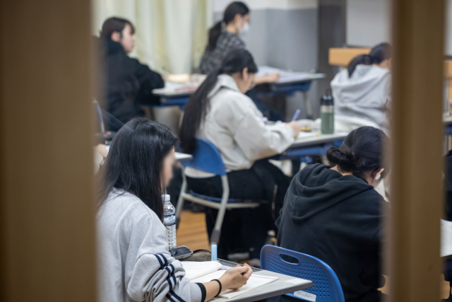 2025학년도 대학수학능력시험이 실시된 지난해 11월 14일 부산 동래구 사직고등학교에서 수험생들이 시험 시작을 기다리고 있다. 연합뉴스