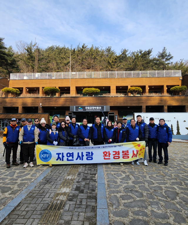 한국자유총연맹 대전광역시지부와 지부 산하 대전봉사위원회 회원 30여명이 수통골에서 환경정화활동을 전개하고 기념촬영을 하고 있다. 사진제공=한국자유총연맹 대전광역시지부