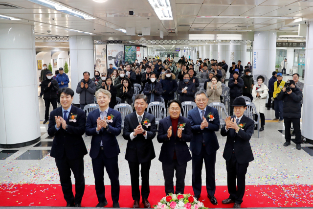 광주광역시 농성역에서 17일 열린 시민 소통 공간 개관식에 참석한 강기정(오른쪽 세번째) 광주광역시장을 비롯한 이동훈 광주신세계 대표이사이동훈 광주신세계 대표이사, 김이강 서구청장, 조익문 광주교통공사 사장, 강수훈 광주시의원 등 참석자들이 박수를 치고 있다. 사진 제공=광주신세계