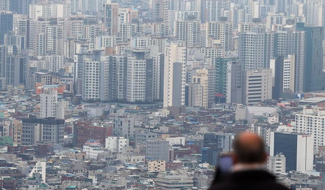 국세청이 고액 부동산 거래 과정에서의 변칙적·지능적 탈루혐의자 156명을 대상으로 세무조사를 벌인다고 17일 밝혔다. 연합뉴스