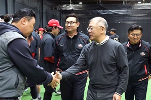 정의선 회장, 기아 타이거즈 캠프 깜짝 방문 "한국시리즈 우승 큰 기쁨"