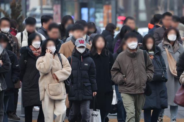 시민들이 지난달 22일 서울 시청 앞 부근에서 출근하고 있다. 연합뉴스