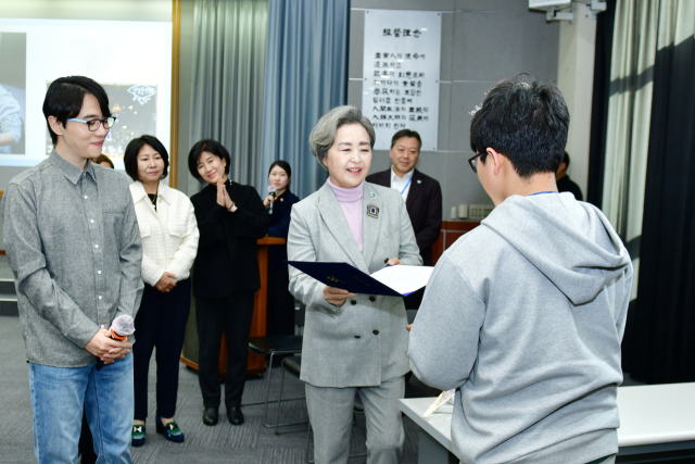 서창희 꽃과어린왕자 이사장(가운데)과 성우 남도형(왼쪽) 씨 등 장학생으로 선발된 학생에게 장학증서를 수여하고 있다. 사진제공=코오롱