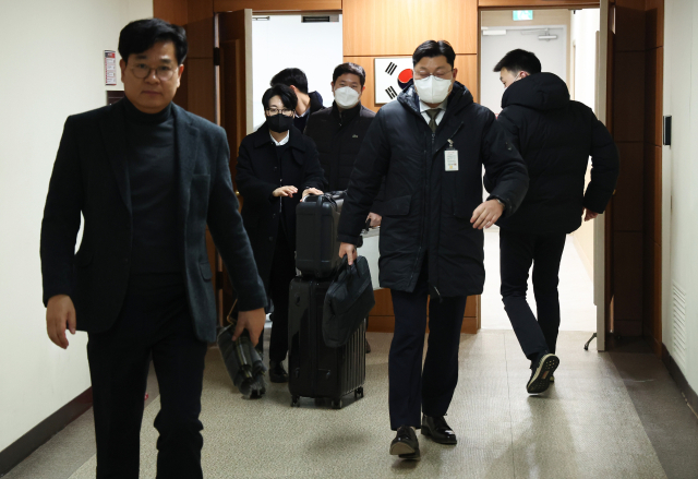 18일 경찰이 계엄 당시 언론사 단전·단수 지시 의혹과 관련 이상민 전 행정안전부 장관의 정부서울청사 집무실 압수수색을 마친 후 사무실을 나서고 있다. 연합뉴스