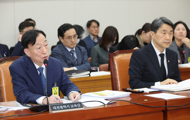 18일 서울 여의도 국회에서 열린 대전 초등생 고(故) 김하늘 양 피살 사건과 관련한 교육위원회 현안질의에서 설동호 대전광역시 교육감이 답변하고 있다. 연합뉴스