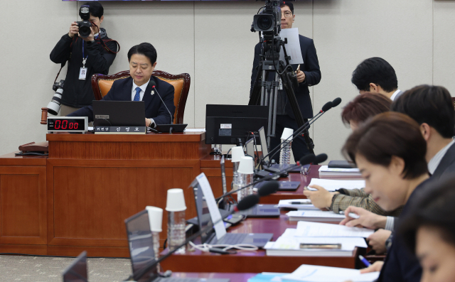 18일 서울 여의도 국회에서 열린 대전 초등생 고(故) 김하늘 양 피살 사건과 관련한 교육위원회 현안질의에서 김영호 위원장이 의사봉을 두드리고 있다. 연합뉴스