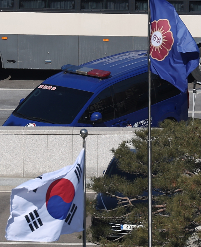 윤석열 대통령 탄핵 심판 9차 변론기일인 18일 윤 대통령이 탄 법무부 호송차가 헌법재판소로 들어오고 있다.연합뉴스