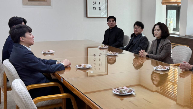 이준석(왼쪽) 개혁신당 의원이 18일 동덕여대에서 학교 측 관계자들과 간담회를 진행하고 있다. 사진제공=개혁신당