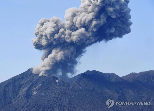 "여행 자주 가는데 폭발 일상이라니"…日 화산 '번쩍', 전문가들 반응 보니