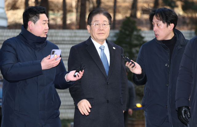 더불어민주당 이재명 대표가 18일 서울 서초구 서울중앙지법에서 열린 '대장동 배임·성남FC 뇌물' 관련 1심 속행 공판에 출석하기 위해 법정으로 향하고 있다. 연합뉴스