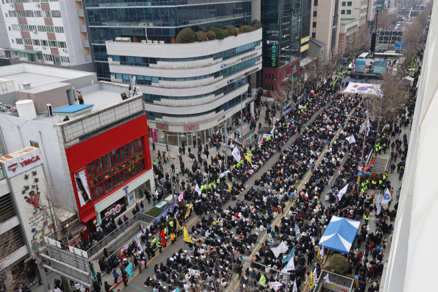 15일 광주 동구 금남로에서 열린 '광주시민총궐기대회' 사전행사에 참석한 시민들이 구호를 외치고 있다. 연합뉴스