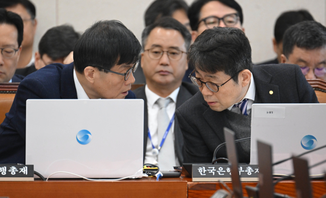 이창용 한국은행 총재가 18일 서울 여의도 국회에서 열린 기획재정위원회 전체회의에서 유상대 부총재와 대화하고 있다.