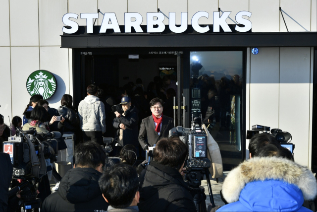 김병수 김포시장이 29일 스타벅스 김포애기봉생태공원점 앞에서 취재진의 질문에 답변하고 있다. 사진 제공=김포시