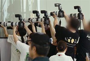 "아이돌 찍게 비키라고!"…日 공항 직원 폭행한 한국인 체포