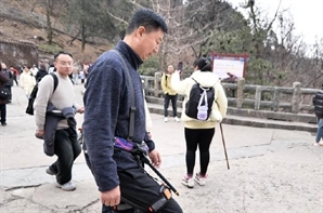 1만 2000원 내고 빌렸는데…다리 불편한 아빠도 등산 '척척' 무슨일