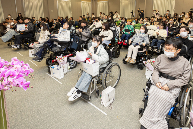 생명보험재단이 18일 강남세브란스병원에서 개최한 ‘특별한 졸업식, 희망의 입학식’ 행사에서 희귀 근육병을 이겨내고 학업의 뜻을 이룬 환우들이 기념 촬영을 하고 있다. 사진제공=생명보험재단