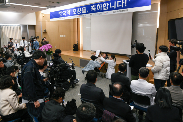 부산대학교 사회학과에 입학 예정인 이지성 씨가 입학생 대표로 축사를 전하고 있다. 사진 제공=강남세브란스병원