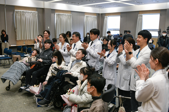 지난 18일 오후 연세대 강남세브란스병원에서 신경근육계 희귀난치질환 환자들의 대학 입학과 졸업을 축하하고자 ‘한국의 호킹들, 축하합니다’ 행사가 열렸다. 사진 제공=강남세브란스병원