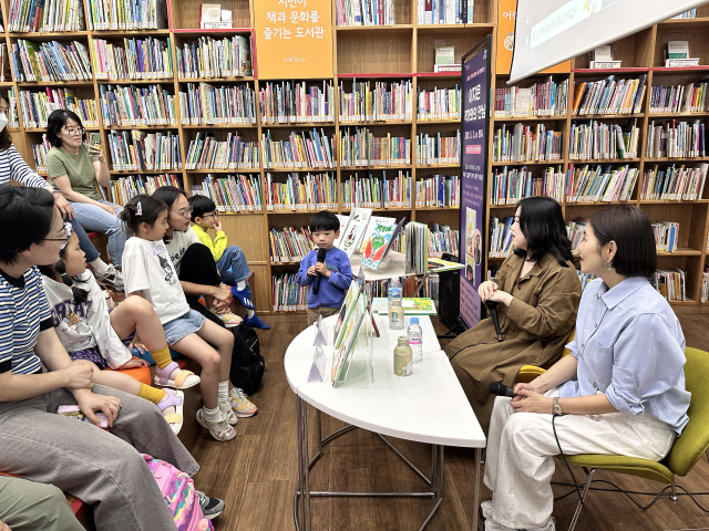 도서관에서 시민들이 작가와의 북토크를 진행하고 있다. 사진제공=서울시