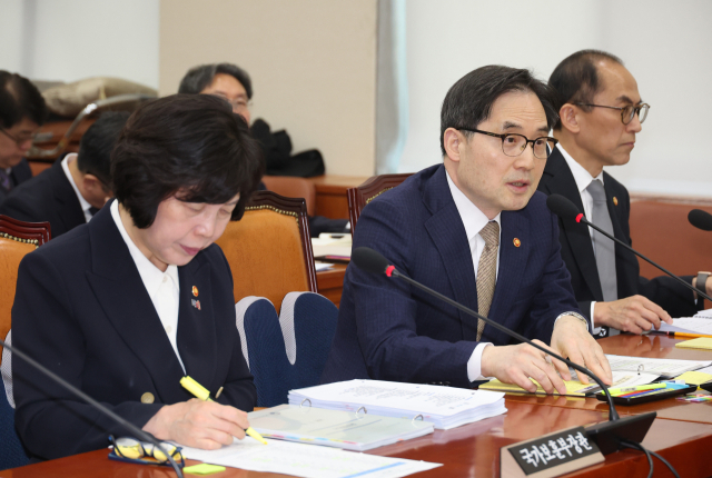 19일 서울 여의도 국회에서 열린 정무위원회 전체회의에서 한기정 공정거래위원장이 의원 질의에 답변하고 있다. 연합뉴스,