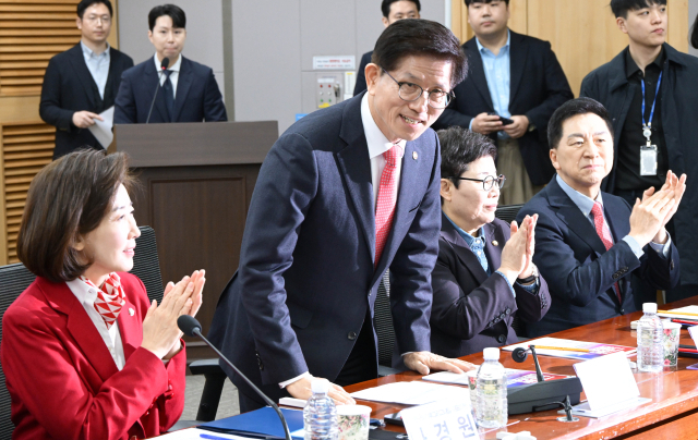 김문수(왼쪽 두 번째) 고용노동부 장관이 19일 서울 여의도 국회 의원회관에서 열린 ‘2030·장년 모두 Win-Win하는 노동개혁 대토론회’에서 인사하고 있다. 성형주 기자