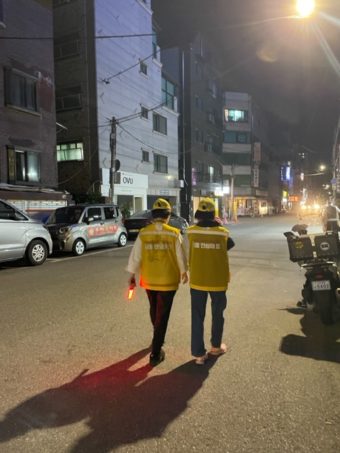 안심귀가 스카우트 대원이 거리를 순찰하고 있다. 사진제공=강동구