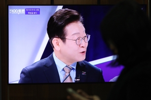 이재명 "지금 개헌 얘기하면 블랙홀…내란 극복에 집중"