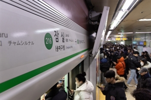 프로야구 효과 …잠실역 가장 붐볐다.