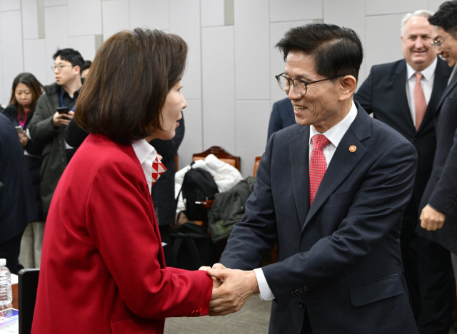 김문수(오른쪽) 고용노동부 장관이 19일 국회에서 열린 노동개혁 토론회에서 나경원 국민의힘 의원과 인사하고 있다. 성형주 기자