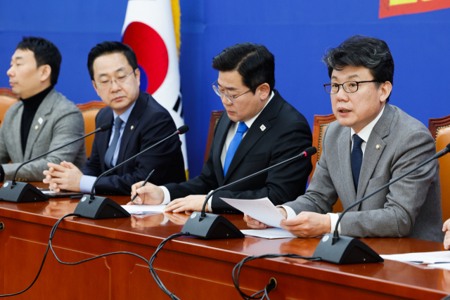 진성준 더불어민주당 정책위의장이 20일 오전 서울 여의도 국회에서 열린 정책조정회의에 참석해 모두 발언하고 있다. 뉴스1