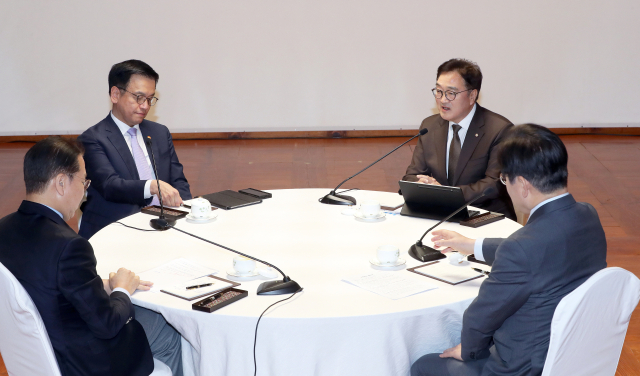 우원식 국회의장이 20일 오후 서울 여의도 국회 사랑재에서 열린 국정 안정을 위한 국회-정부 국정협의회 첫 회의에서 모두 발언을 하고 있다. 왼쪽 위부터 시계방향으로 최상목 대통령 권한대행과 우 의장, 이재명 더불어민주당 대표, 권영세 국민의힘 비상대책위원장. 뉴스1