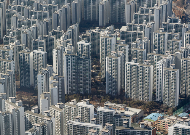 서울 송파구 롯데월드타워 전망대에서 바라본 아파트들의 모습. 연합뉴스