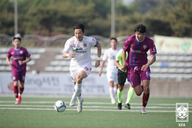 지난 시즌 K4리그 거제시민축구단(흰색)과 남양주시민축구단의 경기 장면. 사진 제공=대한축구협회