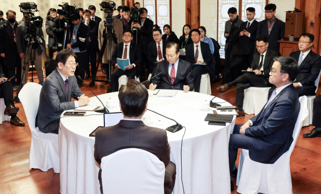 이재명 더불어민주당 대표가 20일 서울 여의도 국회 사랑재에서 열린 국정 안정을 위한 국회-정부 국정협의회 첫 회의에서 모두 발언을 하고 있다. 왼쪽 위부터 시계방향으로 이 대표, 권영세 국민의힘 비상대책위원장, 최상목 대통령 권한대행 부총리 겸 기획재정부 장관, 우원식 국회의장. 뉴스1