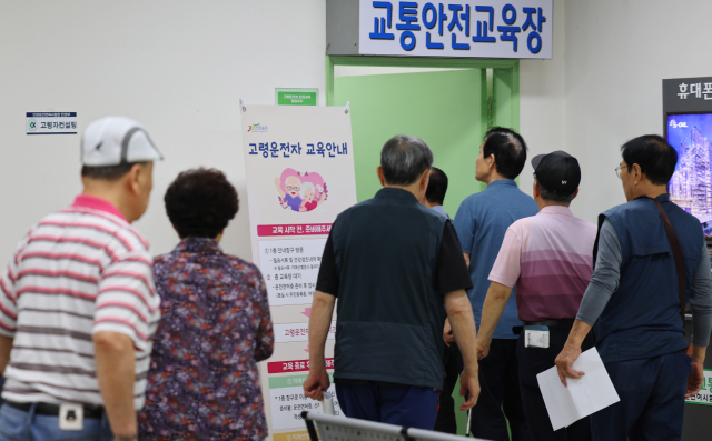 인천 남동구 도로교통공단 인천운전면허시험장에서 고령운전자들이 교통안전교육을 받기 위해 교육장으로 들어가고 있다. 연합뉴스