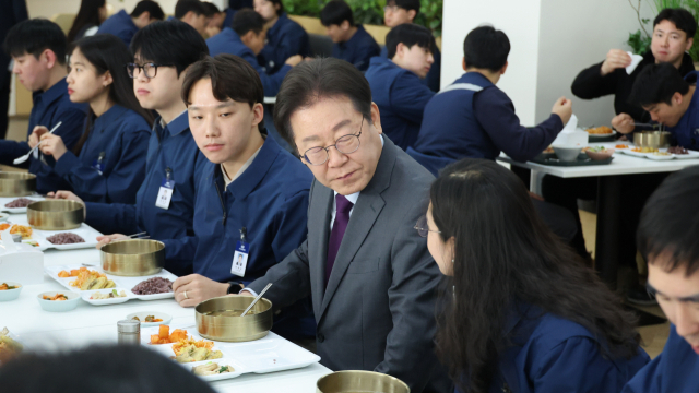 이재명 더불어민주당 대표가 20일 충남 아산시 현대자동차 공장을 방문한 뒤 직원들과 함께 점심을 먹으며 현장 고충 사항을 듣고 있다. 연합뉴스