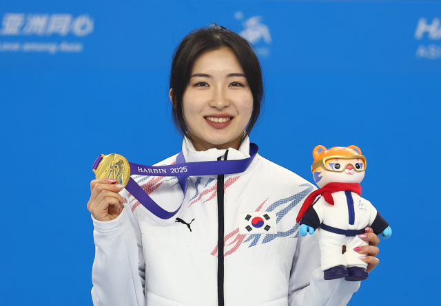 하얼빈 동계아시안게임 쇼트트랙 여자 1500m 시상식에서 김길리가 금메달을 들고 포즈를 취하고 있다. 연합뉴스