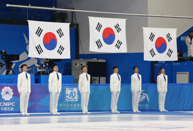 하얼빈 동계아시안게임 여자 500m 결승 시상식에서 3개의 태극기가 게양되고 있다. 연합뉴스