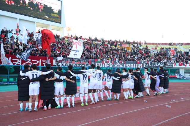 지난 시즌 마지막 리그 경기 후 서포터스와 승리의 기쁨을 함께 나누고 있는 FC서울 선수단. 사진 제공=FC서울