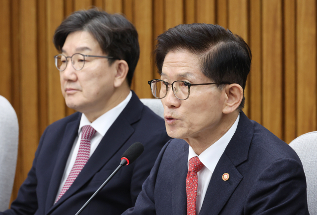 김문수 고용노동부 장관이 21일 국회에서 열린 국민안전점검 당정협의회에서 발언하고 있다. 연합뉴스