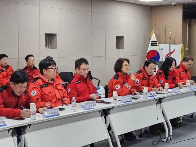 이미라(앞줄 왼쪽에서 네번째) 산림청 차장이 전남 순천시 호남호국기념관에서 소나무재선충병 방제 대책회의를 주재하고 있다. 사진제공=산림청