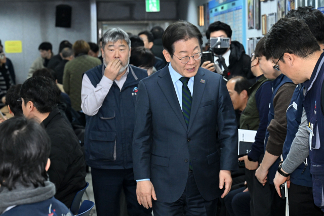 이재명 더불어민주당 대표와 김동명 한국노동조합총연맹(한국노총) 위원장이 21일 서울 영등포구 한국노총에서 열린 한국노총과 더불어민주당 간담회에 입장하고 있다.