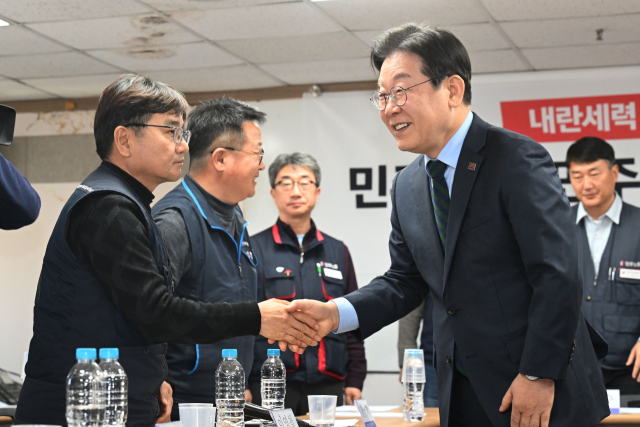 이재명 더불어민주당 대표가 21일 서울 중구 전국민주노동조합총연맹(민주노총)에서 열린 민주노총과 더불어민주당의 간담회에서 민주노총 관계자들과 인사를 나누고 있다.