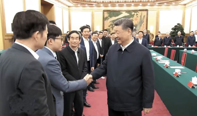 시진핑 중국 국가주석이 지난 17일 베이징에서 열린 민영 기업 심포지엄에 참석한 량원펑(왼쪽에서 둘째) 딥시크 창업자와 악수하고 있다. CCTV 캡처